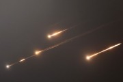 事业目标伊朗以导弹齐射回应以色列的大规模袭击